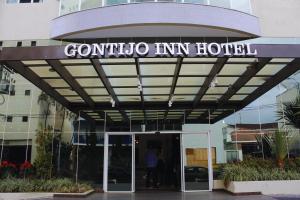 um edifício com uma placa que lê gonzalo inn hotel em Gontijo Inn Hotel em Itajubá