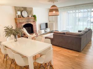 ein Wohnzimmer mit einem Tisch und einem Sofa in der Unterkunft Maison spacieuse et chaleureuse in Condé-sur-Sarthe
