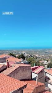 uitzicht op een stad met rode daken bij Charming Sardinian House in Cuglieri