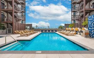 una piscina en un hotel con sillas en Level Hollywood en Los Ángeles