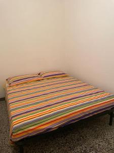 Een bed of bedden in een kamer bij Charming Sardinian House
