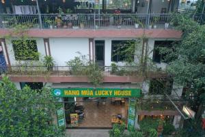 ein großes Gebäude mit einem grünen Schild davor in der Unterkunft Hang Múa Lucky House in Ninh Bình