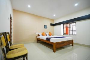 een slaapkamer met een bed en een raam bij Royal Adwita Resort in Cuttack