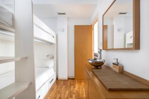 a bathroom with a sink and a mirror at La Mejor Zona de Barcelona in Barcelona