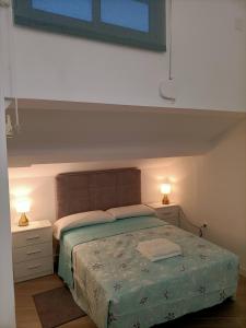 a bedroom with a bed with two night stands and two lamps at Apartamento Gran Vía Madrid W2 in Madrid