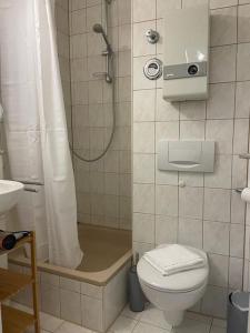 a bathroom with a shower and a toilet at Appartio: Studio-Appartement am Stadtrand in Kornwestheim