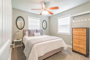 een slaapkamer met een bed en een plafondventilator bij ROYAL LANDING 3BD MTB Friendly in Bentonville