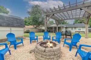 een groep blauwe stoelen rond een vuurplaats bij ROYAL LANDING 3BD MTB Friendly in Bentonville