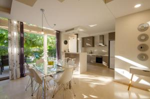 Η κουζίνα ή μικρή κουζίνα στο VILLA PARADISE BEACH