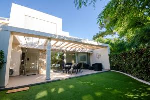 Κήπος έξω από το VILLA PARADISE BEACH