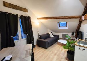 a living room with a couch and a table at Le 6ème ciel de Gutenberg in Tours