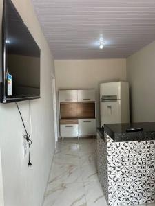 uma cozinha com um balcão e um frigorífico em Casa Davisis - Parada Jalapão e Próximo Aeroporto em Palmas