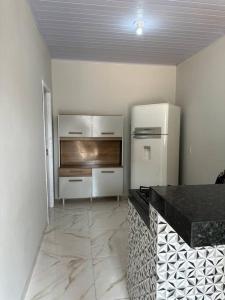 uma cozinha com frigorífico e piso em mármore em Casa Davisis - Parada Jalapão e Próximo Aeroporto em Palmas