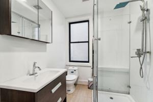 ein Bad mit einem Waschbecken, einem WC und einer Dusche in der Unterkunft Fishtown Photo Shoot and Meeting Space in Philadelphia