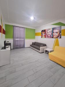 uma sala de estar com um sofá e uma televisão em APT Re di Roma em Roma