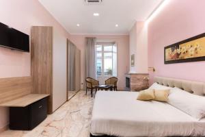 1 dormitorio con 1 cama y sala de estar en Le Corti - Dimora storica, en Polistena