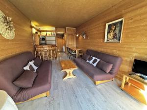 een woonkamer met 2 banken en een tafel bij Aiguille Verte 27 - Studio avec vue in La Clusaz
