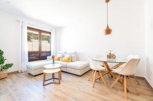 sala de estar con sofá blanco y mesa en Magec Santa Cruz, en Santa Cruz de Tenerife