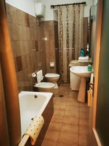 Trevi al Centro في تريفي: حمام مع حوض ومرحاض ومغسلة