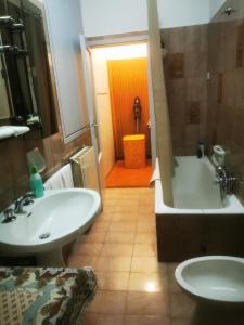Trevi al Centro في تريفي: حمام مع حوض وحوض استحمام ومرحاض