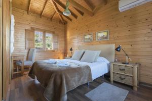 a bedroom with a bed in a wooden cabin at Villa Montaña Ilusión Parking wifi Bbk y Vistas in La Orotava