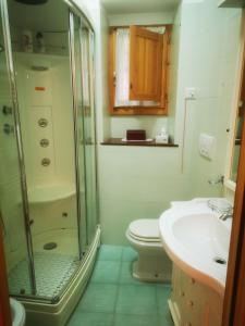 Trevi al Centro في تريفي: حمام مع دش ومرحاض ومغسلة