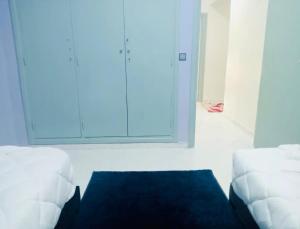 塔札的住宿－the best appartement，带沙发和蓝色地毯的客厅
