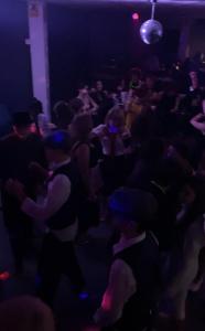 uma multidão de pessoas a dançar num quarto escuro em Day Off Club em Skopje