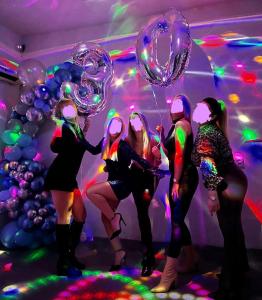 um grupo de raparigas numa sala com balões em Day Off Club em Skopje