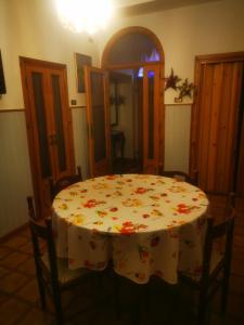 Trevi al Centro في تريفي: طاولة مع قطعة قماش بيضاء مع الزهور عليها