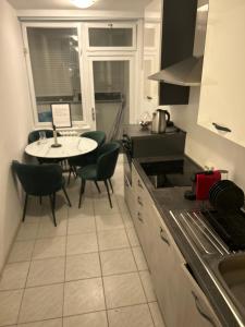 eine Küche mit einem Tisch, einem Tisch und Stühlen in der Unterkunft Aki Apartment in Zagreb