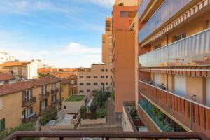 Το κτήριο όπου στεγάζεται  το διαμέρισμα