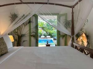 sypialnia z łóżkiem i widokiem na basen w obiekcie Zen House w mieście Ahangama