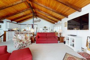 un soggiorno con divano rosso e sedie di Everlasting Memories a Bartlett