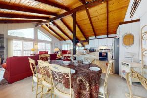 a kitchen and living room with a table and chairs at Everlasting Memories in Bartlett