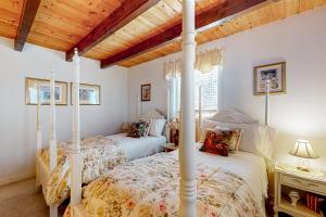 two beds in a bedroom with wooden ceilings at Everlasting Memories in Bartlett