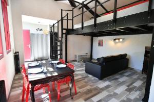 een woonkamer met een tafel en een hoogslaper bij Loft idéalement placé Mer, Aéroport, Centre Ville in Nice