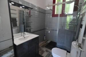 een badkamer met een wastafel en een toilet bij Loft idéalement placé Mer, Aéroport, Centre Ville in Nice