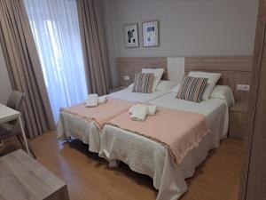A bed or beds in a room at Hotel Roquiño Még 37 kép