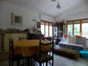 a living room with a table and a bed at B&B Sette Fratelli in San Gregorio