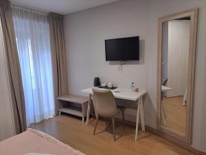 A television and/or entertainment centre at Hotel Roquiño