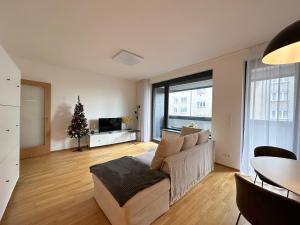 sala de estar con sofá y árbol de Navidad en Apartment with Free Parking in Prague en Praga