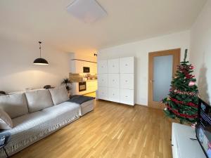sala de estar con sofá y árbol de Navidad en Apartment with Free Parking in Prague en Praga