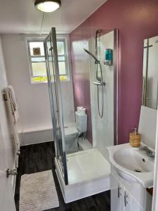 een badkamer met een douche en een wastafel bij Affordable 2 bedroom flat Tower Bridge/Bermondsey in Londen