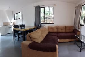 een woonkamer met een bank en een tafel bij Domus Herbace in San Isidro