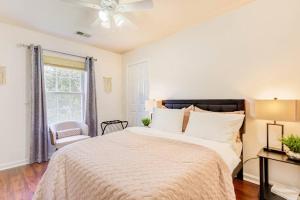 Un dormitorio blanco con una cama grande y una ventana en Historic District Magic Hideaway!, en Manassas