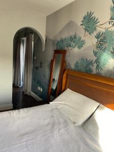 Schlafzimmer mit einem Bett mit Wandgemälde in der Unterkunft LOCH CONNELL LODGE in Letterkenny