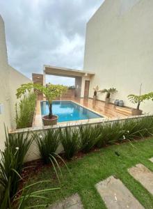 einen Pool im Hinterhof eines Hauses in der Unterkunft Apartamento Tulum in Barra Grande