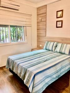Casa centro Falls في فوز دو إيغواسو: غرفة نوم بسرير كبير في غرفة