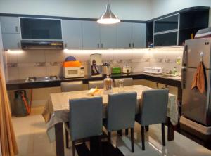 Kuchyň nebo kuchyňský kout v ubytování Villa Taribandung
